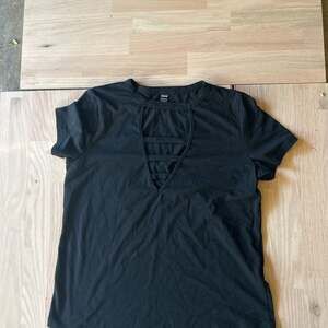 SHEIN Cutout V Neck Tshirt, Size XL